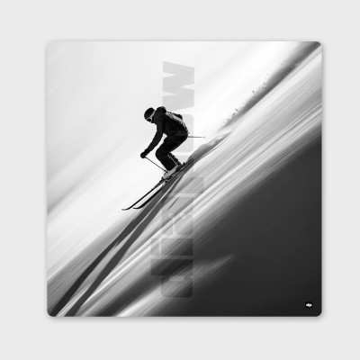Photographie en noir et blanc d’un skieur dévalant une piste tout schuss, une tableau murale moderne et design. Photographie en noir et blanc d’un skieur dévalant une piste tout schuss, une tableau murale moderne et design.