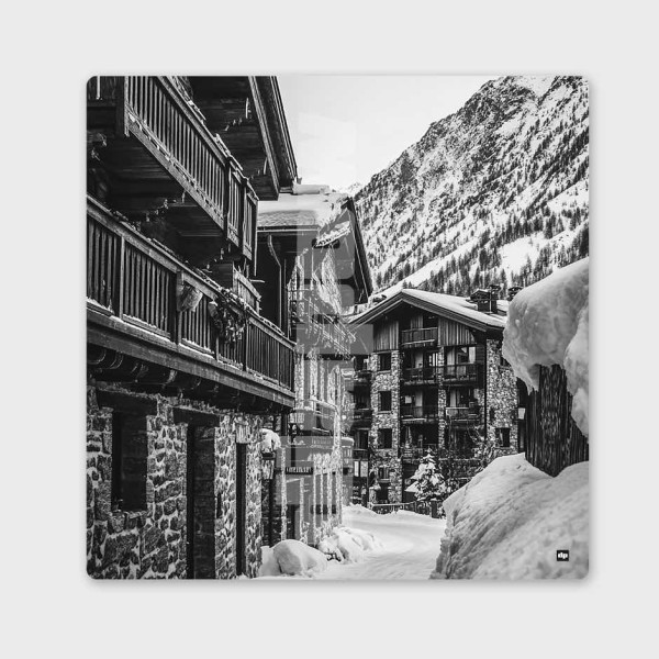 Tableau noir et blanc, photographie d'un village en station de ski pour décoration murale design et moderne.