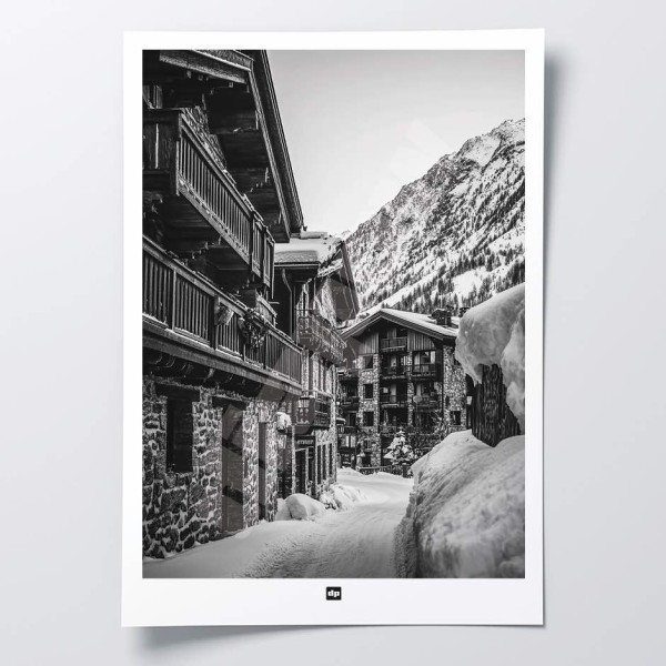 Affiche noir et blanc, photographie d'un village en station de ski pour décoration murale design et moderne.
