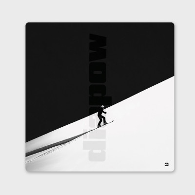 Photographie en noir et blanc d'une montée à ski dans la poudreuse, une tableau murale moderne et design. Photographie en noir et blanc d'une montée à ski dans la poudreuse, une tableau murale moderne et design.