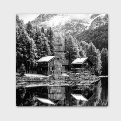 Tableau noir et blanc, photographie d'une cabane au milieu d'un lac, entourée de forêt et de montagnes enneigées.