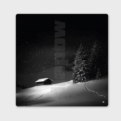 Schwarz-Weiß-Gemälde, Fotografie einer abgelegenen Hütte in den Bergen, zwischen Tannen und Schnee. Schwarz-Weiß-Gemälde, Fotografie einer abgelegenen Hütte in den Bergen, zwischen Tannen und Schnee.