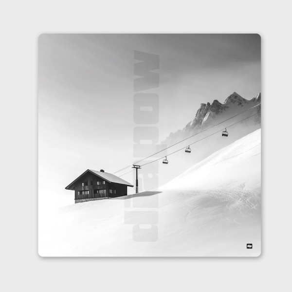 Tableau noir et blanc, photographie d'une petite station perdue dans la montagne, pour décoration design et moderne.