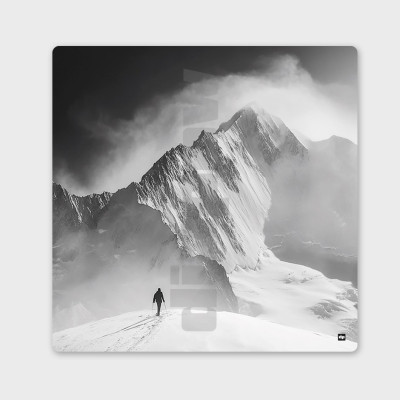 Tableau noir et blanc minimaliste d’un homme face à l’immensité de l’Everest, photographie design pour décoration murale. Tableau noir et blanc minimaliste d’un homme face à l’immensité de l’Everest, photographie design pour décoration murale.