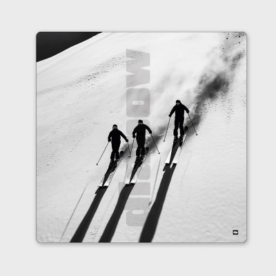 Photo noir et blanc d'une descente à ski partagée. Tableau murale design de ski pour décoration intérieure moderne. Photo noir et blanc d'une descente à ski partagée. Tableau murale design de ski pour décoration intérieure moderne.