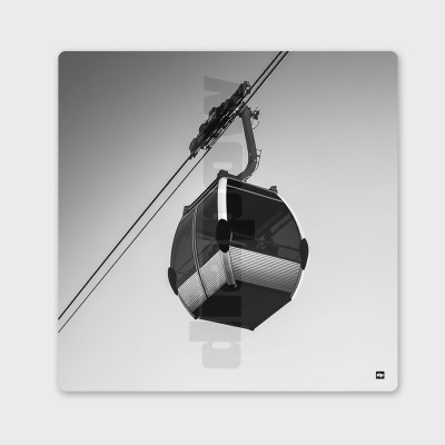 Tableau noir et blanc, photographie d’une cabine de ski suspendue, pour une décoration design et moderne. Tableau noir et blanc, photographie d’une cabine de ski suspendue, pour une décoration design et moderne.