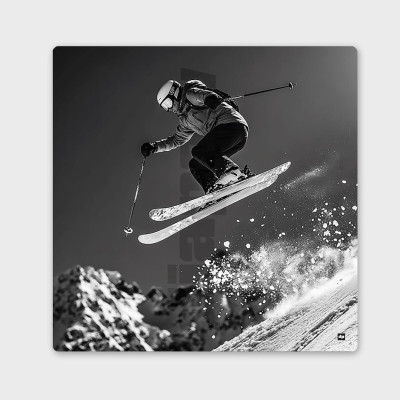 Skieur en saut dans la poudreuse, photo noir et blanc dynamique pour déco murale design.