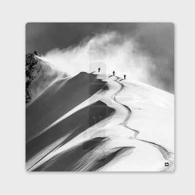 Photo noir et blanc de skieurs en ultime montée sur sommet enneigé, tableau murale design. Photo noir et blanc de skieurs en ultime montée sur sommet enneigé, tableau murale design.