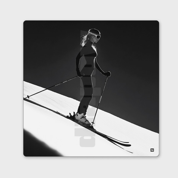 Schwarz-Weiß-Foto einer Skifahrerin bei der Abfahrt. Design-Wandbild zum Thema Skifahren.