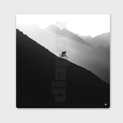 Photo noir et blanc d’une descente à vélo dans la montagne. Tableau murale design pour décoration moderne. Photo noir et blanc d’une descente à vélo dans la montagne. Tableau murale design pour décoration moderne.