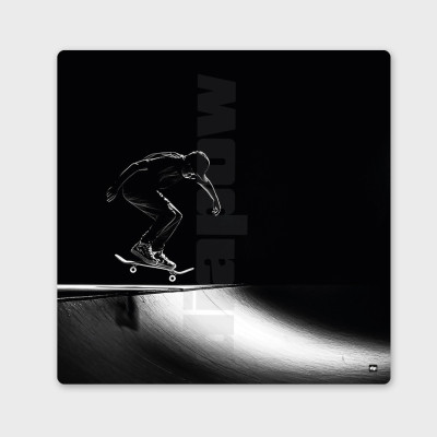 Photo noir et blanc d’un skateur prêt à descendre une rampe. Tableau murale de skate pour décoration intérieure design. Photo noir et blanc d’un skateur prêt à descendre une rampe. Tableau murale de skate pour décoration intérieure design.