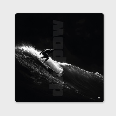 Schwarz-Weiß-Foto eines Surfers auf einer Welle. Design-Wandbild zum Thema Surfen für eine moderne Inneneinrichtung. Schwarz-Weiß-Foto eines Surfers auf einer Welle. Design-Wandbild zum Thema Surfen für eine moderne Inneneinrichtung.