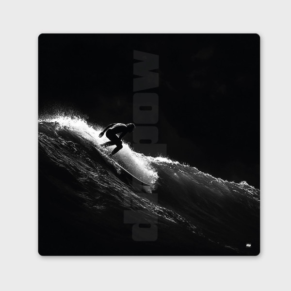 Photo noir et blanc d'un surfeur sur une vague. Tableau murale design de surf pour décoration intérieure moderne.