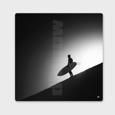 Photo noir et blanc d'un départ au surf. Tableau murale design de surf à la mer pour décoration intérieure moderne.