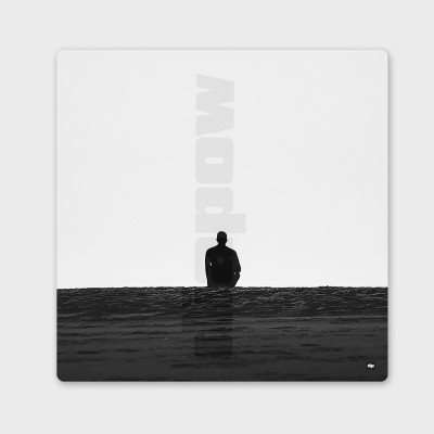 Photo noir et blanc d’un homme contemplant l’horizon à perte de vue. Tableau murale design sur le thème du bord de mer. Photo noir et blanc d’un homme contemplant l’horizon à perte de vue. Tableau murale design sur le thème du bord de mer.