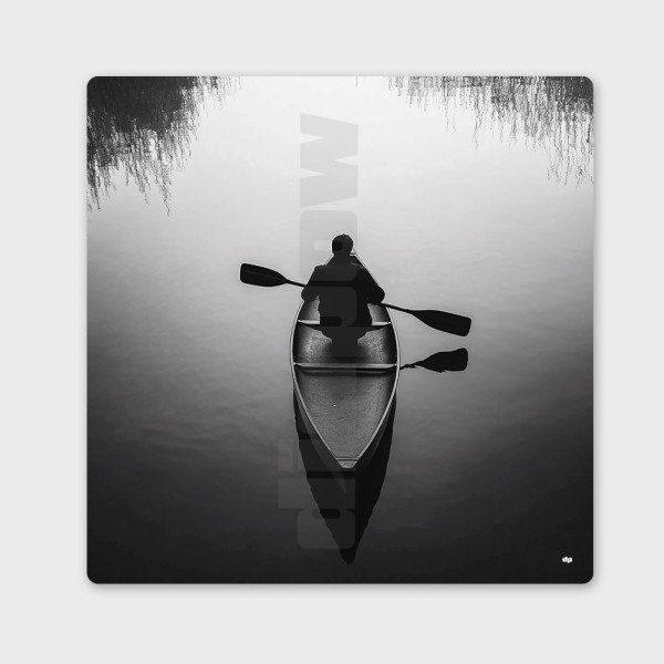 Foto in bianco e nero di una persona sola sul lago. Quadro da parete di design per decorazioni moderne.