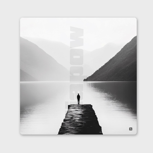 Photo noir et blanc d’un ponton au bord d'un lac entre les montagnes. Tableau murale design pour décoration moderne.