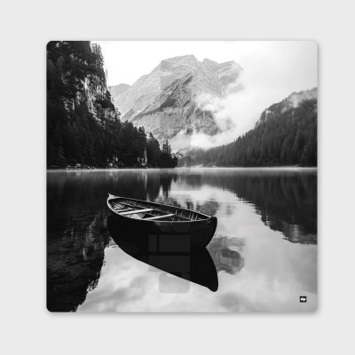 Photo noir et blanc d’une barque au milieu d'un lac entre les montagnes. Tableau murale design pour décoration moderne.