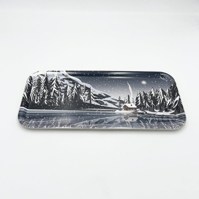 Blackpeuf Küchenbrett aus Holz mit farbenfroher Illustration einer Hütte am Seeufer. Blackpeuf Küchenbrett aus Holz mit farbenfroher Illustration einer Hütte am Seeufer.
