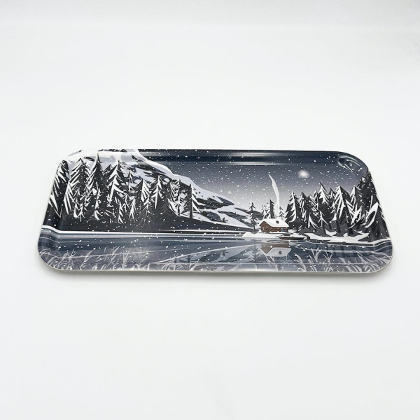 Blackpeuf Küchenbrett aus Holz mit farbenfroher Illustration einer Hütte am Seeufer.