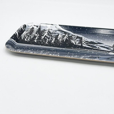 Blackpeuf Küchenbrett aus Holz mit farbenfroher Illustration einer Hütte am Seeufer. Blackpeuf Küchenbrett aus Holz mit farbenfroher Illustration einer Hütte am Seeufer.