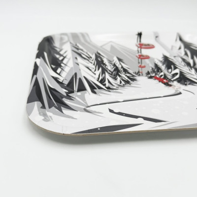 Plateau en bois de cuisine Blackpeuf avec illustration colorée d'une descente à ski sous les cabines.
