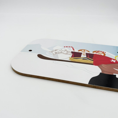Planche à découper Blackpeuf avec illustration colorée d’un barman des alpes au ski.