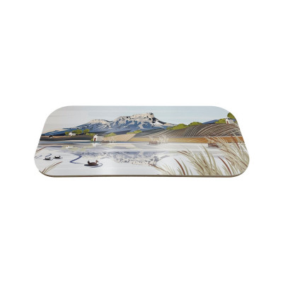 Schneidebrett Blackpeuf mit farbenfroher Illustration eines Sees und eines Berges. Schneidebrett Blackpeuf mit farbenfroher Illustration eines Sees und eines Berges.