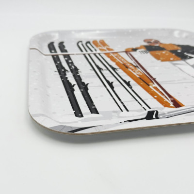 Küchenbrett aus Holz von Blackpeuf mit farbenfroher Illustration von JC Dusse aus dem Film „Les Bronzés font du ski“. Küchenbrett aus Holz von Blackpeuf mit farbenfroher Illustration von JC Dusse aus dem Film „Les Bronzés font du ski“.