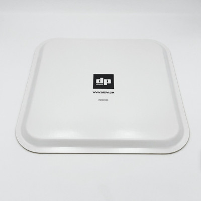 Küchenbrett aus Holz von Diapow mit der Abbildung einer Hütte vor einem Wald aus schneebedeckten Tannen in Schwarz-Weiß.