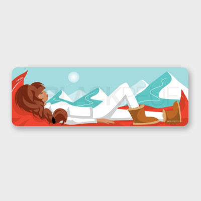Quadro panoramico da parete raffigurante una donna sdraiata in montagna, sugli sci, dai colori vivaci e chiari. Quadro panoramico da parete raffigurante una donna sdraiata in montagna, sugli sci, dai colori vivaci e chiari.