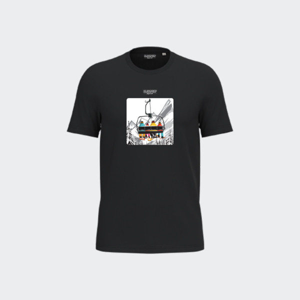 Schwarzes Unisex-T-Shirt Blackpeuf aus Bio-Baumwolle – Illustration mit Bergen, Familien-Sessellift und verschneitem Wald