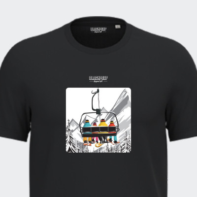 T-shirt Blackpeuf noir unisexe en coton bio – Illustration montagne, télésiège en famille et forêt enneigée, imprimé en Savoie T-shirt Blackpeuf noir unisexe en coton bio – Illustration montagne, télésiège en famille et forêt enneigée, imprimé en Savoie