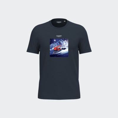 Blackpeuf navy blue unisex T-shirt in organic cotton – Illustration of a red snow groomer at night in the mountains Blackpeuf navy blue unisex T-shirt in organic cotton – Illustration of a red snow groomer at night in the mountains