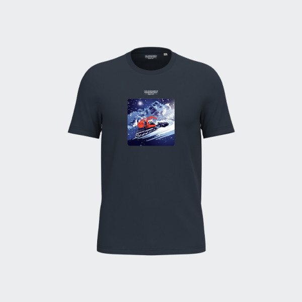 Blackpeuf navy blue unisex T-shirt in organic cotton – Illustration of a red snow groomer at night in the mountains