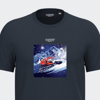 Blackpeuf navy blue unisex T-shirt in organic cotton – Illustration of a red snow groomer at night in the mountains Blackpeuf navy blue unisex T-shirt in organic cotton – Illustration of a red snow groomer at night in the mountains