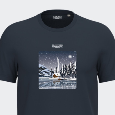 T-shirt Blackpeuf bleu marine unisexe en coton bio – Illustration montagne d'un chalet au bord du lac la nuit, imprimé en Savoie T-shirt Blackpeuf bleu marine unisexe en coton bio – Illustration montagne d'un chalet au bord du lac la nuit, imprimé en Savoie