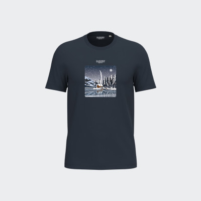 T-shirt Blackpeuf bleu marine unisexe en coton bio – Illustration montagne d'un chalet au bord du lac la nuit, imprimé en Savoie T-shirt Blackpeuf bleu marine unisexe en coton bio – Illustration montagne d'un chalet au bord du lac la nuit, imprimé en Savoie