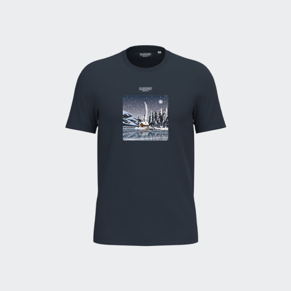 T-shirt Blackpeuf bleu marine unisexe en coton bio – Illustration montagne d'un chalet au bord du lac la nuit, imprimé en Savoie