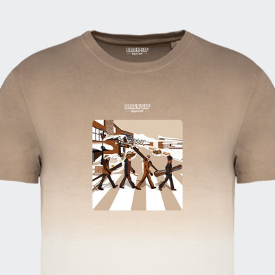 T-shirt Blackpeuf tie and dye marron unisexe en coton bio – Illustration montagne d'une sortie à ski vintage, imprimé en Savoie T-shirt Blackpeuf tie and dye marron unisexe en coton bio – Illustration montagne d'une sortie à ski vintage, imprimé en Savoie