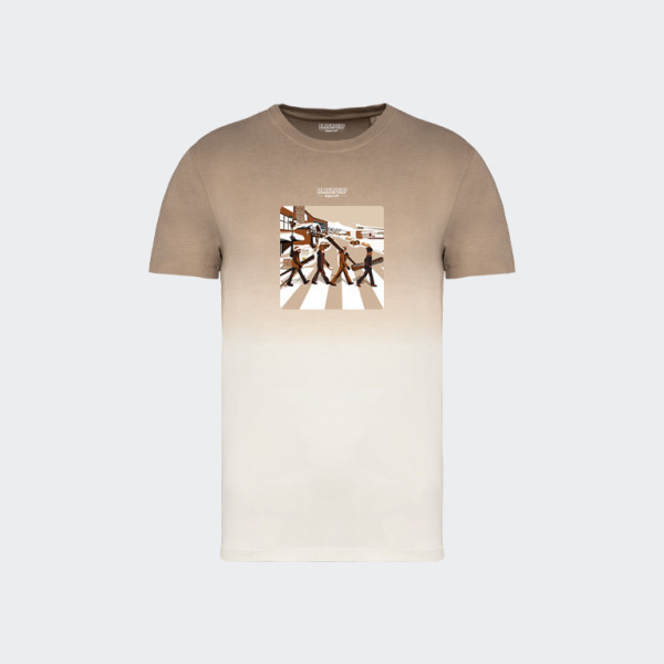 T-shirt Blackpeuf tie and dye marron unisexe en coton bio – Illustration montagne d'une sortie à ski vintage, imprimé en Savoie