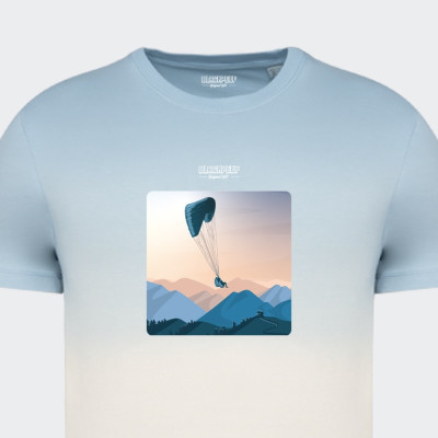 T-shirt Blackpeuf tie and dye bleu unisexe en coton bio – Illustration montagne d'un parapente dans les airs, imprimé en Savoie T-shirt Blackpeuf tie and dye bleu unisexe en coton bio – Illustration montagne d'un parapente dans les airs, imprimé en Savoie