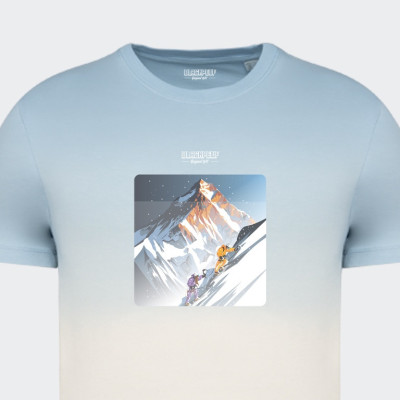 T-shirt Blackpeuf tie and dye bleu unisexe en coton bio – Illustration montagne d'alpinistes gravissant un sommet T-shirt Blackpeuf tie and dye bleu unisexe en coton bio – Illustration montagne d'alpinistes gravissant un sommet