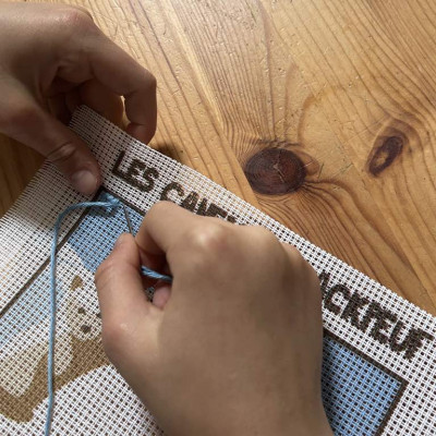 Stickvorlage-Set „Blackpeuf“ – farbenfrohes Motiv mit Chalet, Skifahrern und verschneiter Landschaft. Stickvorlage-Set „Blackpeuf“ – farbenfrohes Motiv mit Chalet, Skifahrern und verschneiter Landschaft.