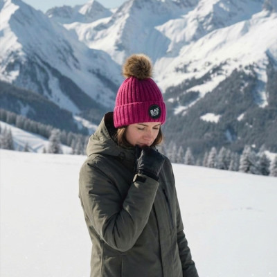 Fuchsiafarbene Mütze mit Bommel „Montagne“ – Bunte Wintermütze | Blackpeuf