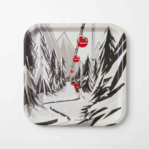 Küchenbrett aus Holz von Blackpeuf mit farbenfroher Illustration einer Skiabfahrt unterhalb der Kabinen.