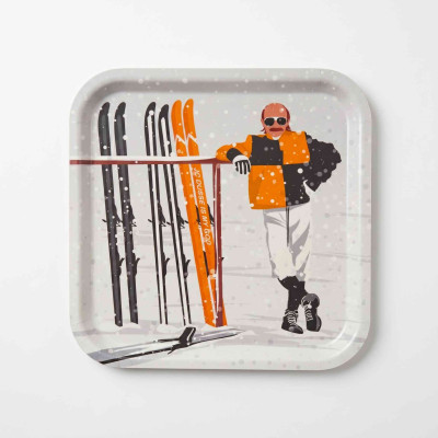 Plateau en bois de cuisine Blackpeuf avec illustration colorée de JC Dusse dans les bronzés font du ski.