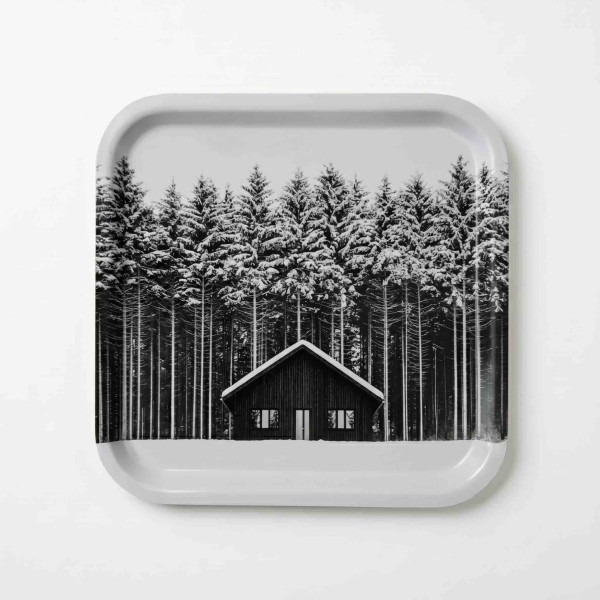 Diapow wooden kitchen tray depicting a chalet in front of a forest of snow-covered fir trees in black and white.