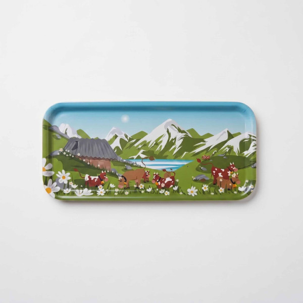 Plateau de cuisine en bois Blackpeuf avec illustration colorée d’une plaine en montagne avec chalet, vache et marguerite.