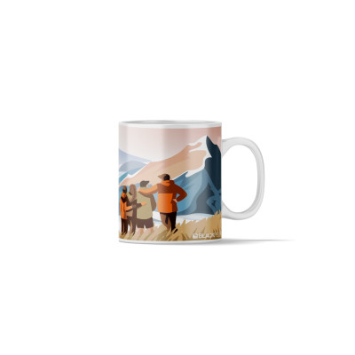 Tazza da caffè con un’illustrazione che raffigura una famiglia di 4 persone durante un’escursione in montagna.